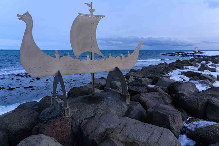 Islandia 159 - Porlákshöfn - escultura Las LLegadas de Audur.jpg
